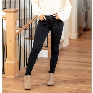 NWT KanCan midrise black skinny jeans - size 9/28